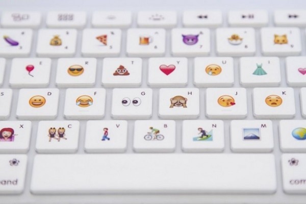 emoji keyboard 由一个硅胶键盘套和一套神奇软件组成,在配套软件的