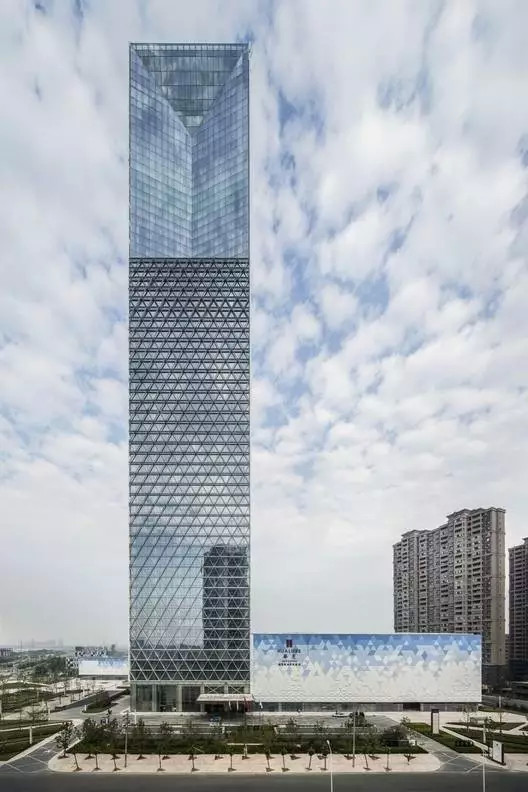 以低衬高,突出作品高层建筑裙楼大专关系塔楼平面设计毕业塔楼图片