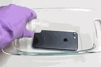 这玩艺儿叫氟锑酸(fluoroantimonic acid)(自行查看百度百科相关资料