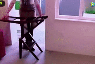 把这个小桌子上面的盖子打开,取出凳子的支架,再把桌子四周包裹的