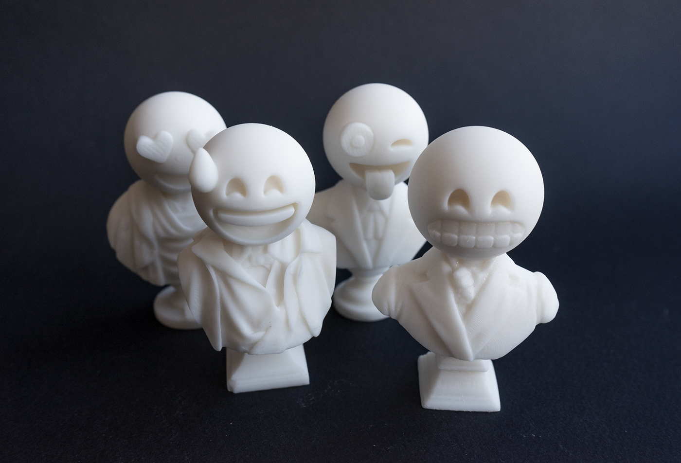 3d打印结合现代表情符号构成的可爱雕塑