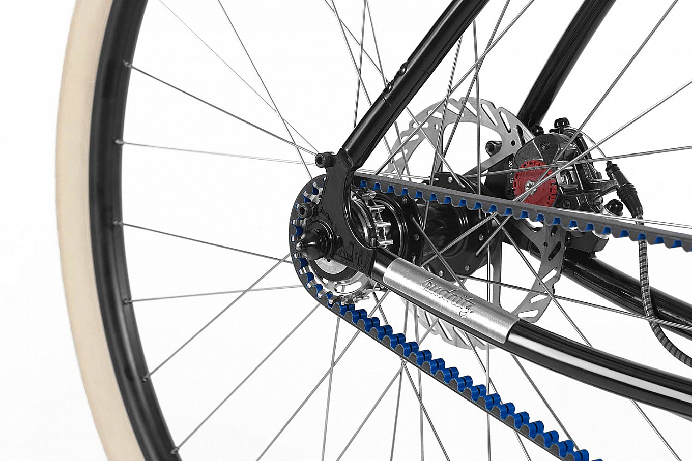 这款黑色自行车配有29英寸轮圈,盖茨碳纤维皮带传动系统和商标悬臂式